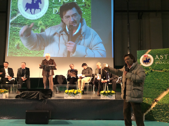 Una foto dell'incontro sui “Sorì” ospitato nel palazzetto dello sport di S. Stefano Belbo.